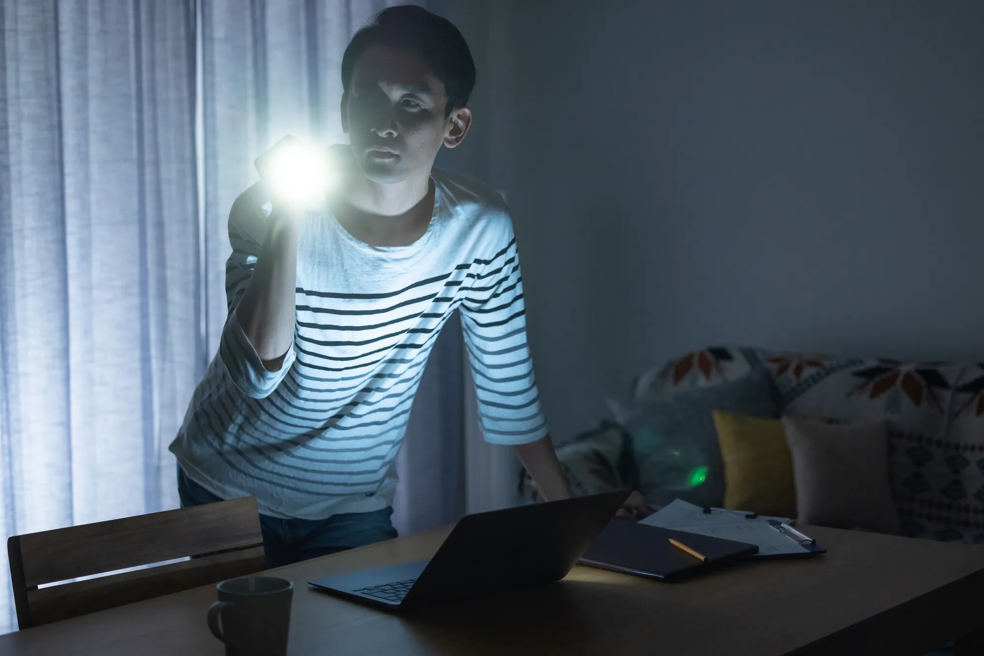 漏電ブレーカーが落ちる原因は?復旧方法と自分でできる安全チェックを解説